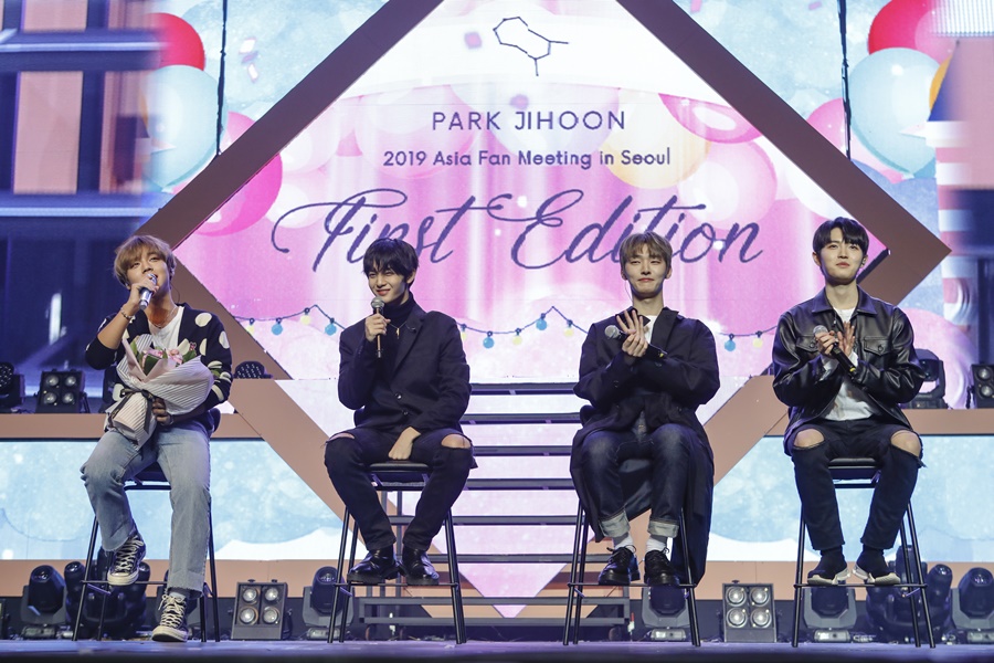 Park Jihoon, a member of the group Wanna One, successfully finished the first solo fan meeting.Park Jihoon held his first solo fan meeting First Edition in Seoul (FIRST EDITION IN SEOUL) at Kyunghee University Peace Hall on the 9th.A total of 7,000 fans gathered at the fan meeting held at 2 pm and 6 pm.Park Jihoon, who took the stage in the all-red suit fashion on the day, opened the door with Ed Sheerans Shape of You dance performance.He has also proved his talent as a solo artist by offering various stages such as Wanna Ones song I Want to Have, unit album 11 (Ten Days), Sulae with fans, and Press Your Number by Taemin.In particular, Park Jihoon first unveiled the stage of his own fan song Young 20, which he wrote in his mind. It is a song presented by Lee Dae-hwis composer.I also participated in rap making while thinking about the fans, and if you like it, you will be able to meet it with a single sound source. In addition, members of the fan meeting, Yoon Ji-sung, Kim Jae-hwan, and Bae Jin Young, who participated in Wanna One activities, were surprised to appear with a bouquet of flowers.Those who showed off their extraordinary loyalty in search of the scene even in a busy schedule showed a warm friendship by supporting the future of Park Jihoon.Park Jihoon, who led the fan meeting for about 2 hours and 30 minutes, said, I will practice all genres.I want to be with you for a long time until the dinner show. He gave his aspirations and ended his first solo fan meeting.Park Jihoons Asian fan meeting will be held in Japan and Hong Kong starting with Seoul.