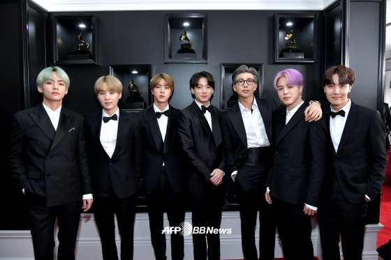 The idol group BTS (BTS, RM Jin Ji Min J-Hop Sugar Vu Jung Kook) was the first Korean singer to enter the Grammy Awards.BTS appeared at the 61st Grammy Awards red carpet Event at the Staples Center in Los Angeles on the morning of the 11th (Korea time).All seven members of the Event were dressed in a clean black suit and smiled brightly at the reporters through this Event, which was held before the ceremony.The Grammy Awards were held in 1957 and held the first awards ceremony in 1959. The Grammy Awards ceremony was held by the National Academy of Recording Arts & Sciences of United States of America, which celebrated its 61st anniversary this year.BTS was the first Korean singer to take the Grammy Award stage, and BTS was not nominated for the Grammy Award, but will attend the stage as a prize winner.