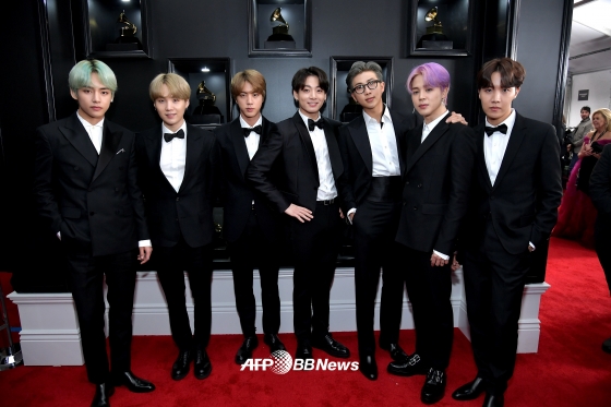 The idol group BTS (BTS, RM Jin Ji Min J-Hop Sugar Vu Jung Kook) was the first Korean singer to enter the Grammy Awards.BTS appeared at the 61st Grammy Awards red carpet Event at the Staples Center in Los Angeles on the morning of the 11th (Korea time).All seven members of the Event were dressed in a clean black suit and smiled brightly at the reporters through this Event, which was held before the ceremony.The Grammy Awards were held in 1957 and held the first awards ceremony in 1959. The Grammy Awards ceremony was held by the National Academy of Recording Arts & Sciences of United States of America, which celebrated its 61st anniversary this year.BTS was the first Korean singer to take the Grammy Award stage, and BTS was not nominated for the Grammy Award, but will attend the stage as a prize winner.