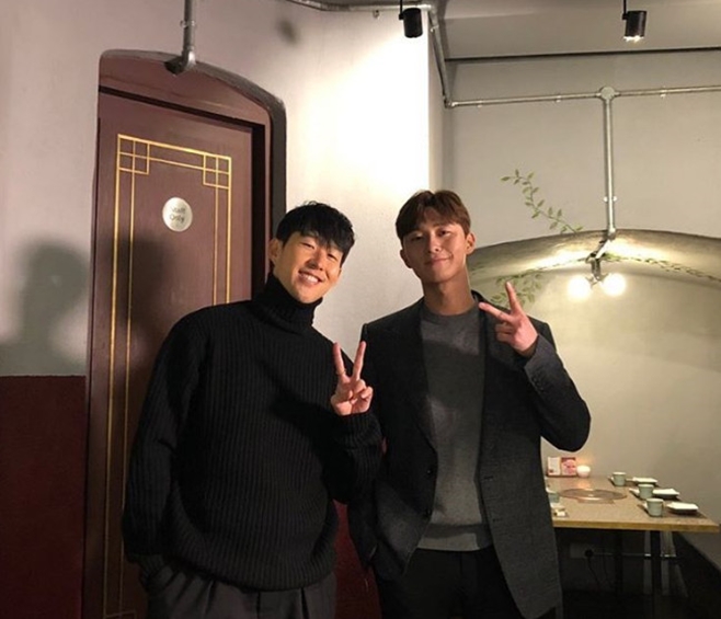 Actor Park Seo-joon flaunts his friendship with footballer Son Heung-minPark Seo-joon posted a picture on his personal SNS on Wednesday with an article entitled Happy Sony Corporation Day.Park Seo-joon in the public photo is looking at the camera while posing V with Son Heung-min.They also made people who smiled calmly at their mouths warm.Park Seo-joon has always claimed to be a fan of Son Heung-min.Son Heung-min netted against Leicester City in the 26th round of the English Premier League in the 2018-19 season in London, England, on the 10th (local time) to lead Tottenham to victory.