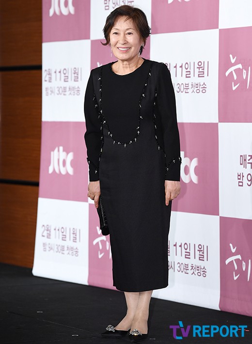 Actor Hye-ja Kim attends the JTBC Wall Street drama Brushing Snow production presentation at the Conrad Hotel Seoul in Yeouido-dong, Yeongdeungpo-gu, Seoul on the afternoon of the 11th and has photo time.Bushing Eyes depicts a time-out romance between a woman who has not spent all the time given, a man who throws out a brilliant moment and lives a helpless life, and two men and women who live in the same time but live in different times.