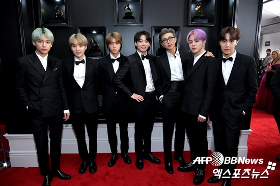 BTS attends 2019 Grammy Awards Red Carpet...All Black Suits Eyes Boy group BTS attended the 61st Grammy Awards (61st Annual GRAMMY Awards) Red Carpet.The 61st Grammy Awards will be held at the Staples Center in Los Angeles, California, United States, at 5 p.m. on Wednesday.Ahead of the full-scale event, several The Artists appeared on Red Carpet.BTS is also eye-catching. BTS will be on stage as a prize winner. It is the first time that a Korean singer has been on the Grammy Awards stage.BTS will be the winner of the Grammy Awards, along with world-renowned The Artists, including Alessia Cara, John Mayer and Meghan Trainor.Meanwhile, the Grammy Awards, which began in 1958, are the most prestigious awards ceremony in the music industry hosted by the United States of America Academy of Recording Arts & Sciences (NARAS).Photo = AFP BB/NEWS1