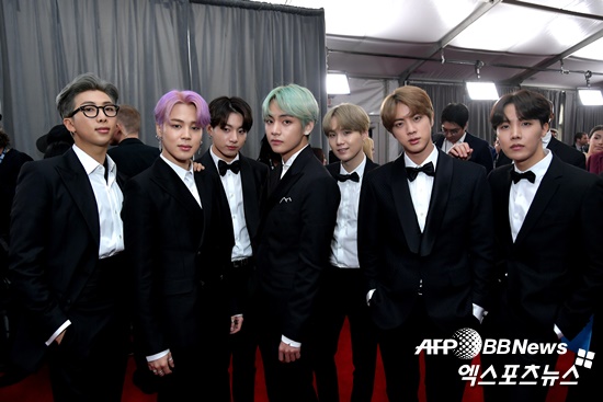 BTS attends 2019 Grammy Awards Red Carpet...All Black Suits Eyes Boy group BTS attended the 61st Grammy Awards (61st Annual GRAMMY Awards) Red Carpet.The 61st Grammy Awards will be held at the Staples Center in Los Angeles, California, United States, at 5 p.m. on Wednesday.Ahead of the full-scale event, several The Artists appeared on Red Carpet.BTS is also eye-catching. BTS will be on stage as a prize winner. It is the first time that a Korean singer has been on the Grammy Awards stage.BTS will be the winner of the Grammy Awards, along with world-renowned The Artists, including Alessia Cara, John Mayer and Meghan Trainor.Meanwhile, the Grammy Awards, which began in 1958, are the most prestigious awards ceremony in the music industry hosted by the United States of America Academy of Recording Arts & Sciences (NARAS).Photo = AFP BB/NEWS1