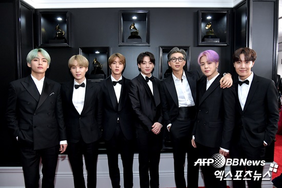 BTS attends 2019 Grammy Awards Red Carpet...All Black Suits Eyes Boy group BTS attended the 61st Grammy Awards (61st Annual GRAMMY Awards) Red Carpet.The 61st Grammy Awards will be held at the Staples Center in Los Angeles, California, United States, at 5 p.m. on Wednesday.Ahead of the full-scale event, several The Artists appeared on Red Carpet.BTS is also eye-catching. BTS will be on stage as a prize winner. It is the first time that a Korean singer has been on the Grammy Awards stage.BTS will be the winner of the Grammy Awards, along with world-renowned The Artists, including Alessia Cara, John Mayer and Meghan Trainor.Meanwhile, the Grammy Awards, which began in 1958, are the most prestigious awards ceremony in the music industry hosted by the United States of America Academy of Recording Arts & Sciences (NARAS).Photo = AFP BB/NEWS1