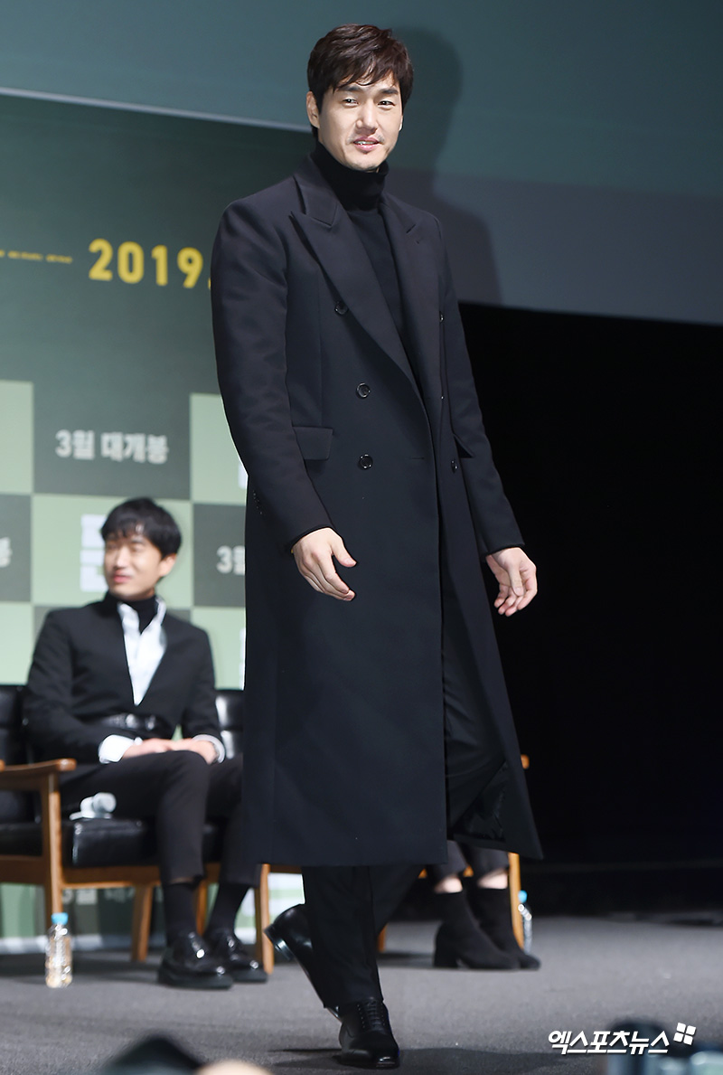 Actor Yoo Ji-tae, who attended the movie Don production report held at CGV Apgujeong in Sinsa-dong, Seoul on the 11th, is showing a runway.