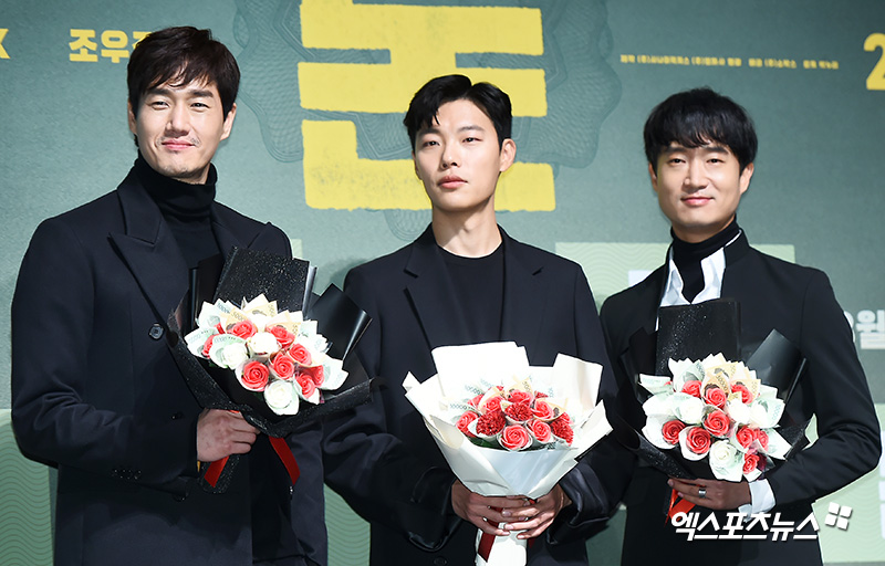 Actors Yoo Ji-tae, Ryu Joon-yeol and Jo Woo-jin who attended the movie Don production report held at CGV Apgujeong in Sinsa-dong, Seoul on the 11th have photo time.