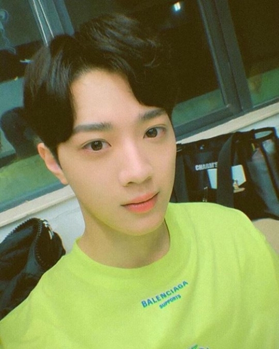 Lai Kuan-lin, from Wanna One, still boasted a warm visual.Lai Kuan-lin posted a picture on his instagram on the 10th with an article called Daily.Lai Kuan-lin in the photo is staring at the camera wearing a fluorescent T-shirt. He captivated the fan with a clear eye even in his modest appearance.Meanwhile, Lai Kuan-lin appears in the Chinese drama The premiere Nagansosa ().Photo = Lai Kuan-lin Instagram
