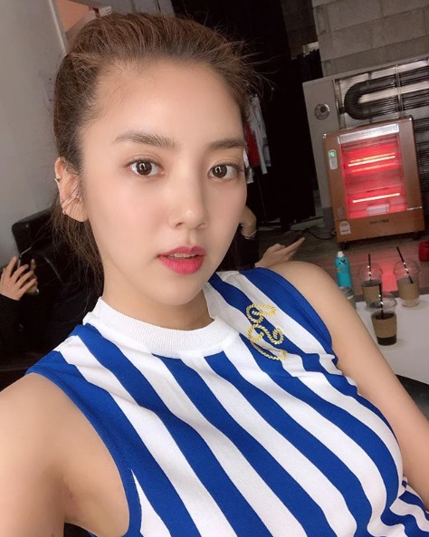 Singer Son Dam-bi has released an ad shooting scene.Son Dam-bi posted a picture on his 11th day with an article entitled Advertising Shooting on his instagram.In the photo, Son Dam-bi is looking at the camera in a striped sleeveless T-shirt, and Son Dam-bis clear features catch his eye.On the other hand, Son Dam-bi appeared in the recently broadcasted JTBC entertainment program Take Care of the Refrigerator and showed a pleasant gesture.Photo: Son Dam-bi SNS