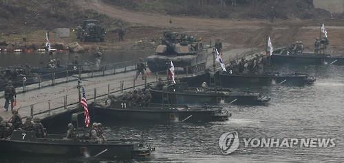 한탄강 건너는 미2사단 M1A2 전차 [연합뉴스 자료사진]