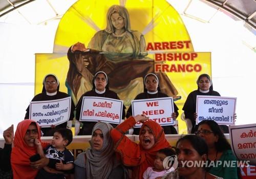 인도 케랄라 주 수녀들이 2018년 9월 13일 케랄라 고등법원 앞에서 물라칼 주교를 체포하라고 주장하고 있다. [AFP=연합뉴스]