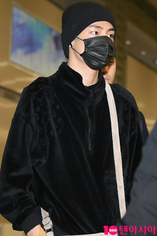 Group BTS V is entranced through the Incheon International Airport on the afternoon of the 12th after finishing the 2019 Grammy Awards schedule.