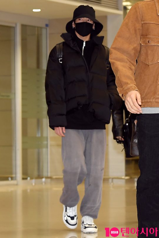 Group BTS Jungkook is arriving at Incheon International Airport on the afternoon of the 12th after finishing the 2019 Grammy Awards schedule.