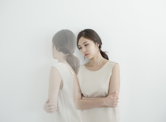 고민하는 젊은 여성