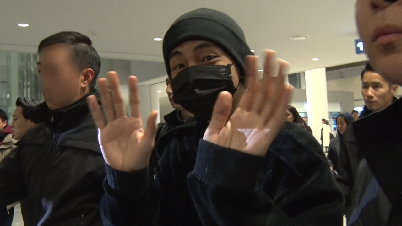 The group BTS arrived at Incheon International Airport on the afternoon of the 12th after finishing the Grammy Award schedule in the United States.The Bulletproof Boys arrived in comfortable clothes on the day, covering their faces with masks and hats, but their superior visuals were outstanding.