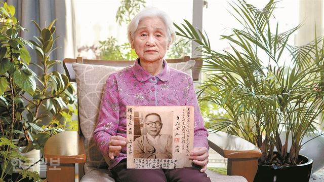 [저작권 한국일보] 한순옥 할머니가 지난 1월 22일 경기 성남시의 자택에서 1946년 8월 7일 백범 김구 선생이 사진 여백에 써 선물로 준 메모를 들어 보이고 있다. 한설이ㆍ현유리 PD