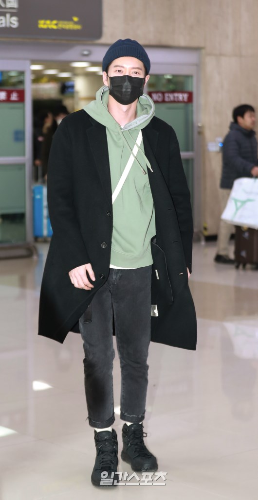 Park Hae-jin poses as he enters the arrival hall.