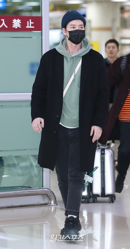 Park Hae-jin poses as he enters the arrival hall.