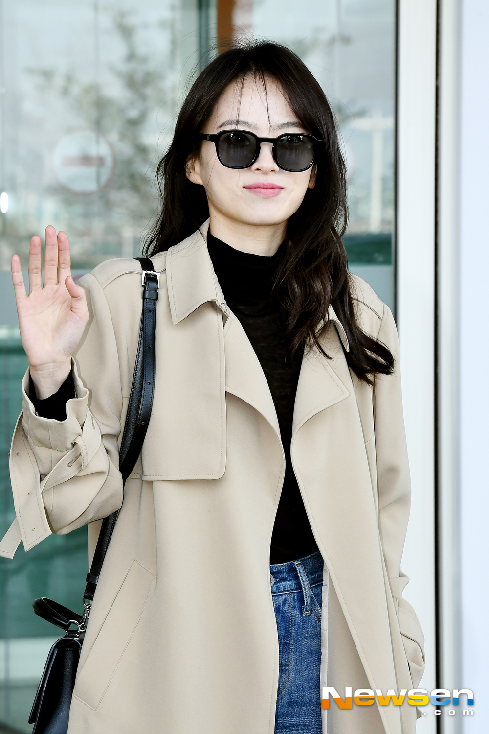 Actor Chun Woo-Hee left for Germany Berlin on the afternoon of February 12 to attend the 69th Berlin International Film Festival (2019) through the Incheon International Airport in Unseo-dong, Jung-gu, Incheon.Actor Chun Woo-Hee is leaving for Germany Berlin with an airport fashion.exponential earthquake