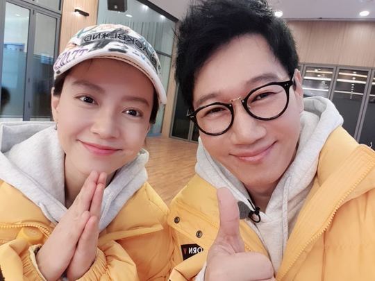 Actor Song Ji-hyo celebrated the birthday of broadcaster Ji Suk-jin.On February 12, Song Ji-hyo said to his instagram, I congratulate you on your brothers birthday. It is a supplement to the group photo that I did not join yesterday when I went to the bathroom.Im sorry, I congratulate you on your birthday. Oh, oh, he wrote.In the photo released together, Song Ji-hyo took a friendly pose with Ji Suk-jin and produced a warm atmosphere.Ji Suk-jin left a coffee car certification shot with his Running Man members on his instagram on the afternoon of the 11th, except for Song Ji-hyo.Lee Ha-na