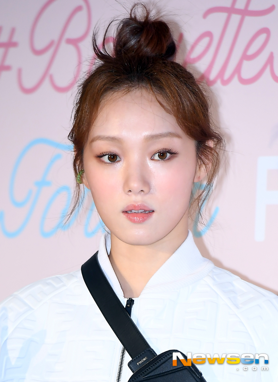Actor Lee Sung-kyung attended the fashion brand photo wall held at EAST Square in Galleria Luxury Hall, Gangnam-gu, Seoul on the afternoon of February 12th.Lee Sung-kyung poses on the day.Jung Yu-jin