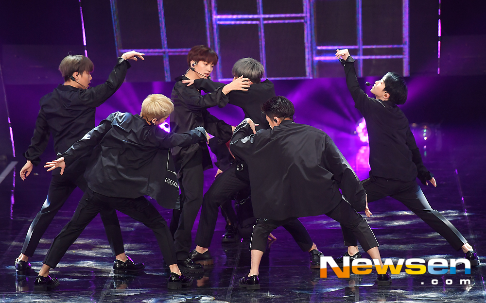 On and off, Fashion is black. SBS MTV The Show was unveiled at SBS prism tower in Sangam-dong, Mapo-gu, Seoul on the afternoon of February 12th.Berry Berry is showing off a great stage on this day.expressiveness