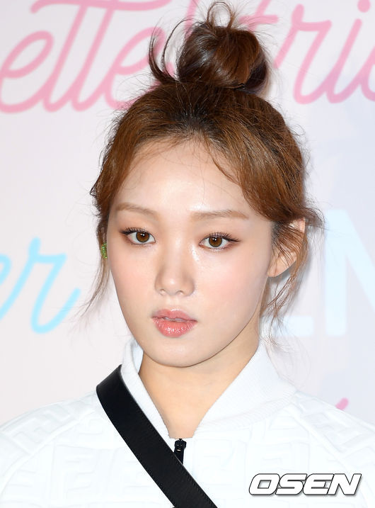On the afternoon of the 12th, a fashion brand event was held at EAST Plaza, Galleria Luxury Hall, Gangnam-gu, Seoul.Actor Lee Sung-kyung has photo time