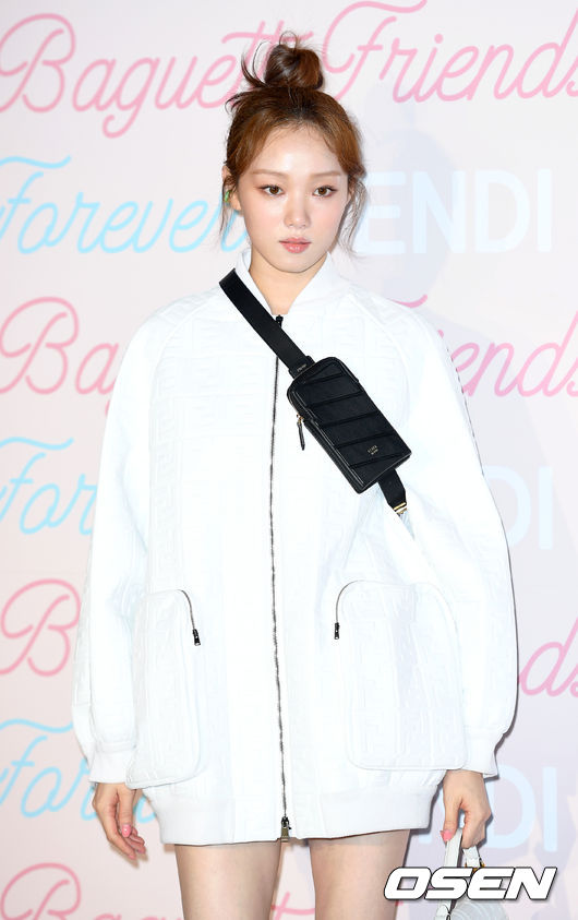 On the afternoon of the 12th, a fashion brand event was held at EAST Plaza, Galleria Luxury Hall, Gangnam-gu, Seoul.Actor Lee Sung-kyung has photo time