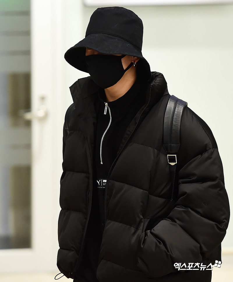 BTS, who attended the 61st Grammy Awards award at the Staples Center in Los Angeles, USA, is returning home through Incheon International Airport on the afternoon of the 12th.BTS Jungkook is exiting the gate.
