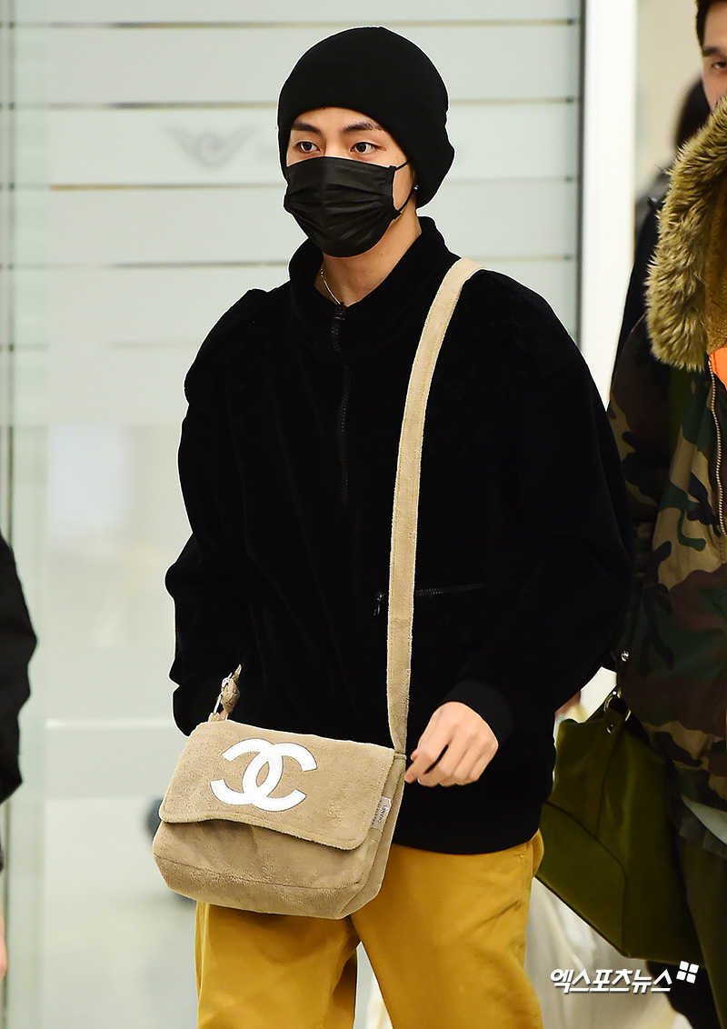 BTS, who attended the 61st Grammy Awards award at the Staples Center in Los Angeles, USA, as a winner in the Best R & B Album category, is returning home through Incheon International Airport on the afternoon of the 12th.BTS Vu is exiting the gate.