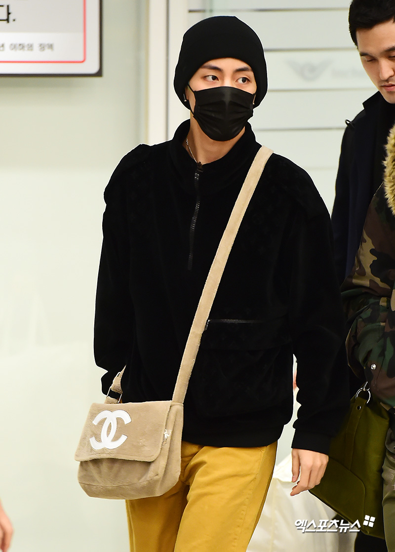BTS, who attended the 61st Grammy Awards award at the Staples Center in Los Angeles, USA, is returning home through Incheon International Airport on the afternoon of the 12th.BTS Vu is exiting the gate.