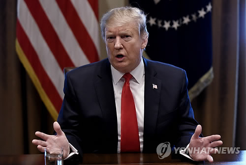 트럼프 "국경장벽 건설 위한 국가비상사태 선포 가능" (워싱턴 EPA=연합뉴스) 도널드 트럼프 미국 대통령이 1일(현지시간) 백악관에서 열린 한 행사에 참석 중 기자들의 질문에 답하고 있다. 트럼프 대통령은 이날 기자들에게 멕시코 국경장벽과 관련, 자금 지원 논의를 위한 의회 협상에 진전이 없다면서 "국가비상사태를 선포할 기회가 있을 것"이라고 말했다. leekm@yna.co.kr