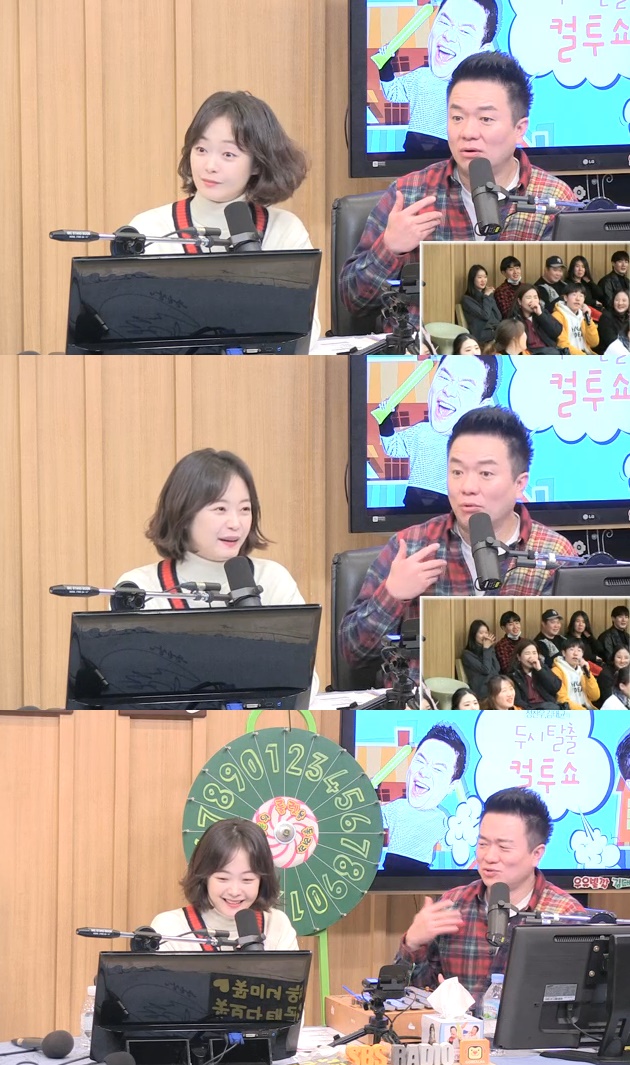 TV Cultwo Show actor Jeon So-min played as a special DJ.Jeon So-min of SBS Power FM Dooshi Escape TV Cultwo Show (hereinafter referred to as TV Cultwo Show), which was broadcast on the afternoon of the 13th, appeared as a special DJ and showed off his storm.Kim Tae-kyun introduced Jeon So-min, saying, Running Man has come back.So, Jeon So-min asked, I dont think its any wrong, but I think its perfectly normal. Is it strange? And embarrassed Kim Tae-kyun.To refute this, Kim Tae-kyun read the listeners text: Running Man is a scathing!After all, Jeon So-min laughed and said, Im in charge of easy (easily falling in love) at Running Man.When Kim Tae-kyun read the listeners text Double face, dont get close, Jung So-min said, I was surprised to see it smaller than I thought.Kim Tae-kyun grumbled, What did you think - his idea is the problem.How is your personality? asked Kim Tae-kyun, and Jeon So-min said, Its strange; its actually very normal, and I told him to turn around.When Kim Tae-kyun asked, Do you like being with people rather than being alone? Jeon So-min replied, No, I like being alone.Kim Tae-kyun was embarrassed and laughed, saying, I do not have anything today.On that day, Jeon So-min received a text message from various listeners about the sightings, saying: Im so grateful you know my name and face.Kim Tae-kyun wondered, Didnt Mr. Jeon So-min have been famous since his debut? Is that so grateful?: No.I also went through the days of obscurity, Confessions said.When I was unknown, someone patted me on the back, I thought it was a sign request, but I had a dash, said Jeon So-min.When Kim Tae-kyun heard this, he said, Are you proud of yourself now?Jeon So-min appeared on TV Cultwo Show on the day, ranking third in real-time search terms at 3 p.m.Meanwhile, TV Cultwo Show is broadcast every day from 2 pm to 4 pm.Photos  capture SBS broadcast screen
