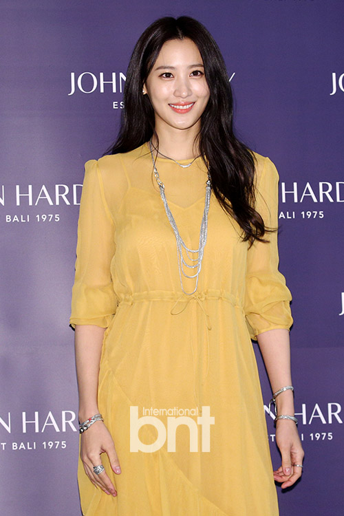 Actor Claudia Kim poses at the John Hardy Korea Launching Photo Wall held at Gangnam branch of Shinsegae Department Store in Gangnam-gu, Seoul on the afternoon of the 13th.news report