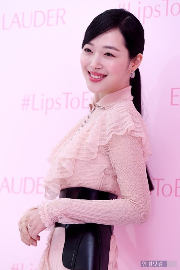 Singer and actor Sulli attended the photo month commemorating the launch of Pure Color Nbi Lip Care held at Estee Lauder Lounge in Sinsa-dong, Seoul on the afternoon of the 13th.