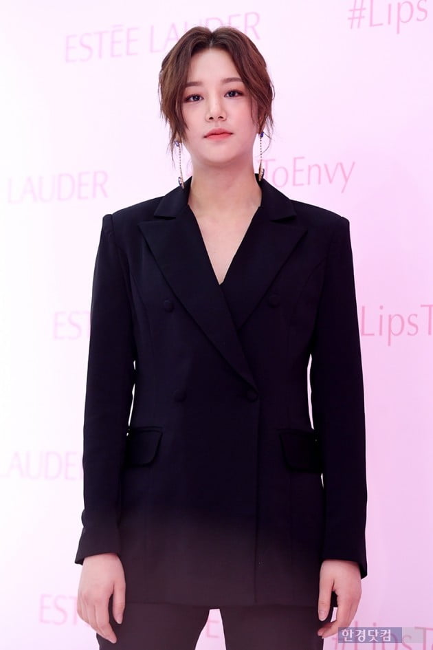 Group LABOUM Ahn Sol-bin attended the photo month commemorating the launch of Pure Color Nbi Lip Care held at Estee Lauder Lounge in Sinsa-dong, Seoul on the afternoon of the 13th.