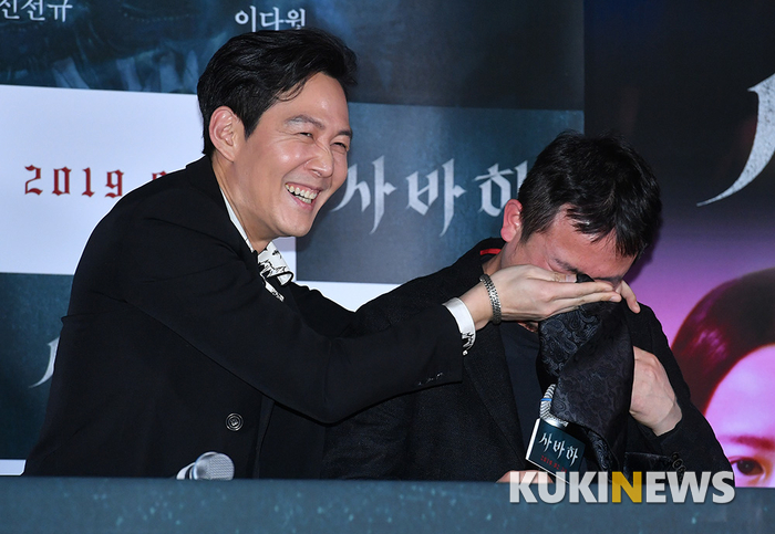 Actor Lee Jung-jae attends a press preview of the movie Sabah (director Jean Jaehyun) at CGV Yongsan branch in Seoul on the afternoon of the 13th, and is covering director Jaehyun who tears during his greetings.Sabaha depicts a story that happens when a pastor who was chasing an emerging religious group faces a questionable person and an event.Actor Lee Jung-jae, Park Jung-min, Lee Jae-in, Jung Jin-young and Jin Sun-gyu will appear on the 20th.