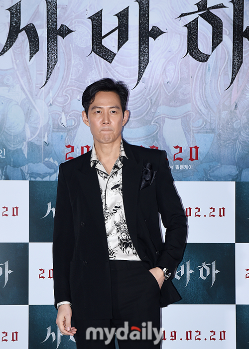 Actor Lee Jung-jae poses at the premiere of the movie Sabaha at CGV Yongsan I-Park Mall in Yongsan-gu, Seoul on the afternoon of the 13th.