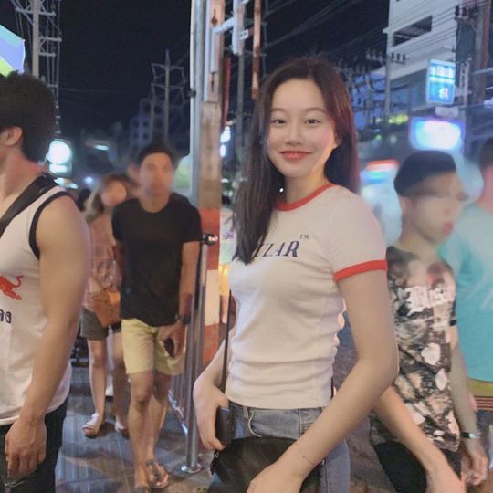 Kim Bo-ra has released a photo of her trip to Phuket.Actor Kim Bo-ra posted an article and a photo on his instagram on February 12th, Bora Photo.The photo shows the cast of SKY Castle who is enjoying vacation in Phuket.Park Yoo-na, Kim Hye-yoon on the Phuket street, and Kim Dong-hee Kim Hye-yoon, who is taking a self-portrait, attract attention.emigration site