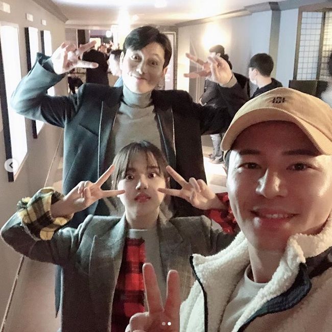 Actor Lee Gyoo-hyeong has released a selfie with the cast of the film Innocent Witness (director Lee Han).Lee Gyoo-hyeong released Innocent Witness on his instagram on the 13th.Jung Woo-sung, Kim Hyang Gi, Yeom Hye-ran, Jang Young-nam, Jung Won-jung, Kim Jong-soo, Lee Jun-hyuk, Lee Gyoo-hyeong, Lee Han-chan .In the photo, Lee Gyoo-hyeong, Jung Woo-sung, and Kim Hyang Gi pose V towards the camera.Their bright smiles catch the attention of the viewers.Meanwhile, Innocent Witness is a human drama depicting the story of a lawyer Sun Ho (Jung Woo-sung), who was in charge of the defense of a murder suspect, meeting Kim Hyang Gi, the only witness to the case.Today (the 13th) is released.Lee Gyoo-hyeong Instagram