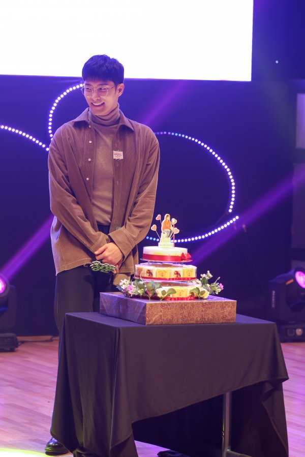 Actor Sung Hoon captivated Korean fans with a sweet date.Sung Hoon held 2019 1st Fan Meeting in Seoul – My Secret Date at the 100th Anniversary Memorial Hall of Dongduk Womens University on the 9th to repay the love of fans who have been receiving so far.Sung Hoon appeared among the fans, singing sweet songs, keeping his eyes and holding his hands, breathing close to the fans. Thank you for coming to the cold weather while you are busy.I am ready to be destroyed today. He expressed his heart to his fans and shared honest communication.He then played the game with actor Ji Ho-sung and male idol group The King, and he even got a hot response by executing the penalties that fans want without hesitation.He was also impressed by the cake that the fans carefully prepared for the upcoming Sung Hoons birthday, and he said, I do not give much meaning to the birthday, but I am so grateful that so many people have taken my birthday.In particular, in the last encore performance, he transformed into a DJ ROI and showed his high-quality DJing skills. He decorated the game with his fans and played with him, making him hot until the end.On the other hand, Sung Hoon, who has been loved by fans through drama and entertainment, will hold a fan meeting in Taiwan on March 17 and will even accept global womens awards.