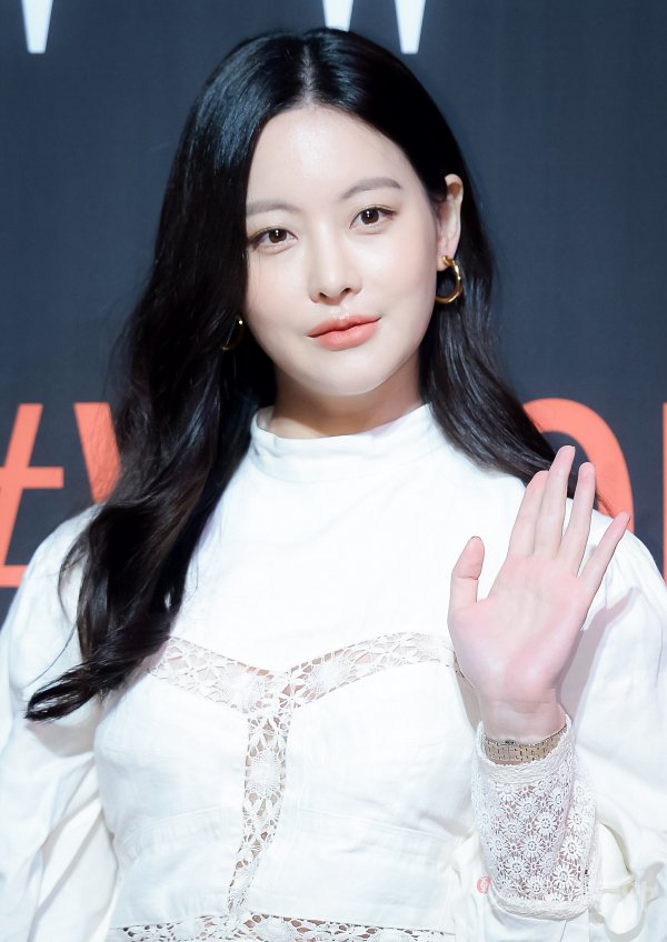 Actors Kim Bum and Oh Yeon-seo were confirmed to have separated in about 10 months.First, an official of Kim Bums agency, King Kong by Starship, told Dong-A.com on the 13th, As a result, Kim Bum and Oh Yeon-seo broke up at the end of last year.We dont know why they went from lover to colleague, and we dont know why they were separated.It was confirmed that Kim Bum and Oh Yeon-seo broke up, said a member of Celltrion Entertainment, a company of Oh Yeon-seo, and we dont know why they split up.Kim had admitted his devotion a few weeks before he entered the country for alternative service, and the relationship between them seemed to be solid, but it did not last long.Kim Bum and Yeon Yeon Seo finally broke up at the end of last year and went back from lover to colleague.Kim is currently serving as a social worker. Oh is reviewing his next film after the drama Hwa Yu-gi and the movie Cheese in the Trap.Meanwhile, Kim Bum, who entered the entertainment industry through KBS 2TV Survival Star Audition in 2006, has been working on the drama Food Women, sitcom High Kick without Restraint, drama East of Eden, Boys over Flowers, Paddam Paddam, The Winter Wind Blows, Hide Your Goddess, The Goddess of Fire, The Gosa: Midway Test of Blood He appeared in Psychometry.Oh Yeon-seo, who made her debut as a girl group Love in 2002, has since turned to an Actor and has been transformed into a drama such as Rounding, King Sejong, Dong-yi, Beauty during the time, You rolled in the vine, Oh Ja-ryong is coming, Medical Top Team, and Here!She appeared in Jangbori, Shine or Crazy, Come Back Uncle, Bizarre She, Hwa Yugi, National Representative 2, Cheese in the Trap.