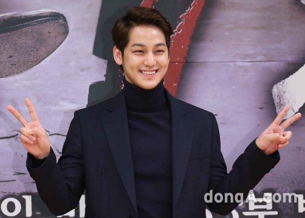 Actors Kim Bum and Oh Yeon-seo were confirmed to have separated in about 10 months.First, an official of Kim Bums agency, King Kong by Starship, told Dong-A.com on the 13th, As a result, Kim Bum and Oh Yeon-seo broke up at the end of last year.We dont know why they went from lover to colleague, and we dont know why they were separated.It was confirmed that Kim Bum and Oh Yeon-seo broke up, said a member of Celltrion Entertainment, a company of Oh Yeon-seo, and we dont know why they split up.Kim had admitted his devotion a few weeks before he entered the country for alternative service, and the relationship between them seemed to be solid, but it did not last long.Kim Bum and Yeon Yeon Seo finally broke up at the end of last year and went back from lover to colleague.Kim is currently serving as a social worker. Oh is reviewing his next film after the drama Hwa Yu-gi and the movie Cheese in the Trap.Meanwhile, Kim Bum, who entered the entertainment industry through KBS 2TV Survival Star Audition in 2006, has been working on the drama Food Women, sitcom High Kick without Restraint, drama East of Eden, Boys over Flowers, Paddam Paddam, The Winter Wind Blows, Hide Your Goddess, The Goddess of Fire, The Gosa: Midway Test of Blood He appeared in Psychometry.Oh Yeon-seo, who made her debut as a girl group Love in 2002, has since turned to an Actor and has been transformed into a drama such as Rounding, King Sejong, Dong-yi, Beauty during the time, You rolled in the vine, Oh Ja-ryong is coming, Medical Top Team, and Here!She appeared in Jangbori, Shine or Crazy, Come Back Uncle, Bizarre She, Hwa Yugi, National Representative 2, Cheese in the Trap.