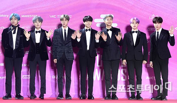 The group BTS (RM, Sugar, Jean, Jay Hop, Ji Min, Vu, and Jung Guk) has been named on the U.S. Billboard main album chart for six months.According to the latest chart released by Billboard on Wednesday (local time), BTS repackaged album Love Yourself-Resolved Answer peaked at number 91 on Billboard 200.BTS started the album with the album in the first week of entry last September and it has been on the chart for 24 consecutive weeks until this chart.He also ranked # 1 in the World Album, # 5 in the Independent Album, # 56 in the Top Album Sales, and # 74 in the Billboard Canadian Album.Love Yourself Former Tier and Love Yourself Seung Hear ranked 2nd and 3rd in World Album, 6th and 10th in Independant Album, 73rd and 89th in Top Album Sales.BTS has been ranked # 1 for 83 consecutive weeks in Social 50, and has been recording the longest consecutive record and the 113th overall record.Meanwhile, BTS will continue its Love Yourself (LOVE YOURSELF) tour of Japan Dome on the 16th and 17th at Yahooku, Fukuoka, Japan.