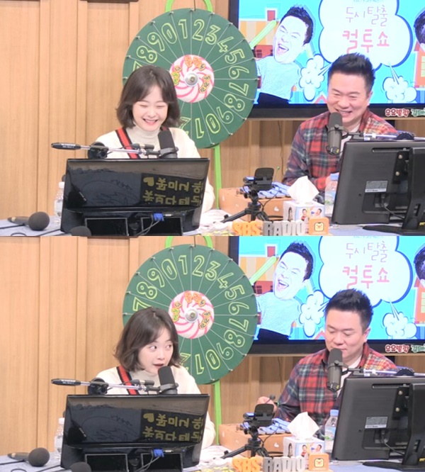 On the TV Cultwo Show, Jeon So-min revealed his Running Man image.Actor Jeon So-min took on the special DJ and hosted with Kim Tae-kyun on SBS Power FM Doosan Escape TV Cultwo Show (hereinafter referred to as TV Cultwo Show) broadcast on the 13th.One listener wrote to Jeon So-min, who appeared as a special DJ, Running Man official return came out.Kim Tae-kyun asked Jeon So-min, Is it a return image from Running Man?Im working as a little bit of a strange trouble in Running Man, such as Stone Eye and Gold Sapa (who falls in love immediately), said Jeon So-min, laughing.Kim Tae-kyun then asked Jeon So-min about the real nature: I dont think Im wrong at all.I think its perfectly normal - is it weird? he asked.Kim Tae-kyun read a letter from another listener saying, Running Man is a rabbler.Im in charge of Im easy (who falls in love easily) on Running Man, Jeon So-min said with a laugh.
