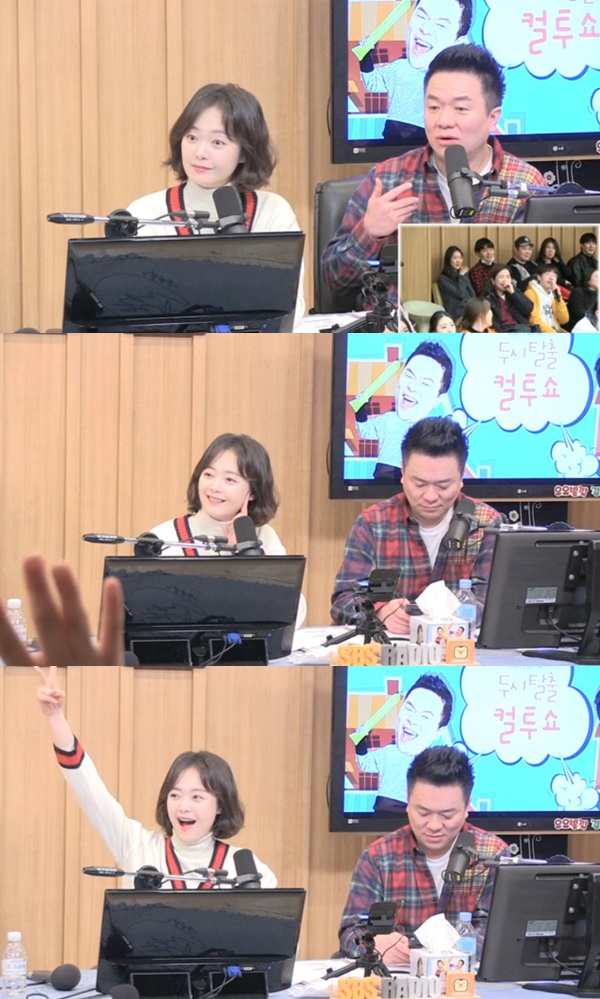 TV Cultwo Show Jeon So-min said that there are a lot of elementary school fans through Running Man.Actor Jeon So-min appeared as a special DJ on SBS Power FM Dooshi Escape TV Cultwo Show (hereinafter referred to as TV Cultwo Show) on the 13th, and took on the show with Kim Tae-kyun.On this day, elementary school listeners sent a lot of text messages to Jeon So-min.Kim Tae-kyun said, Elementary school friends seem to like Mr. Jeon So-min a lot.As I was Running Man, my fan base got thicker, said Jeon So-min.He said, One day, an elementary school student saw me and said, Jeon So-min, but the student mother next to me said, Jeon So-min is why.He said, Elementary school friends find out more. Kim Tae-kyun also wondered, Did not there be a lot of overseas fans? And Jeon So-min laughed, Yes.A listener who identified himself as an Elementary school senior also wrote, My sister is so beautiful, can I be as beautiful as my sister?Its already so pretty (the listener), said Jeon So-min, thanking the listener for his comments.Kim Tae-kyun wondered, Did you not see (the listener)? and Jeon So-min responded, Its just so pretty, and laughed.