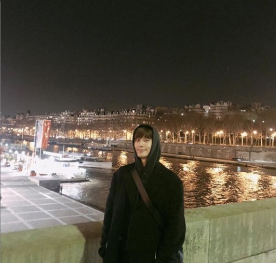 Actor Park Seo-joon has created another boyfriendPark Seo-joon posted a picture on his Instagram on the 13th.In the photo, Park Seo-joon is wearing Robin Hood and smiling with a smile. Park Seo-joons small face and warm appearance attract attention.The netizens who responded to this responded such as heart assault, ear yomi and is refreshing.Meanwhile, Park Seo-joon played Yonghu in the movie Lion scheduled to open.