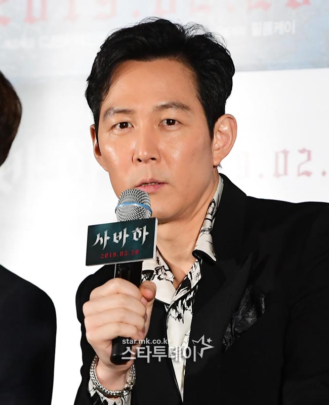 Actor Lee Jung-jae is attending the media preview of the movie Sabaha held at Yongsan CGV on the afternoon of the 13th.