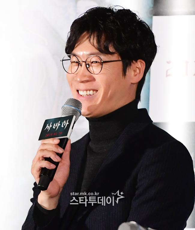 Actor Jin Seon-kyu is attending the media preview of the movie Sabaha held at Yongsan CGV on the afternoon of the 13th.