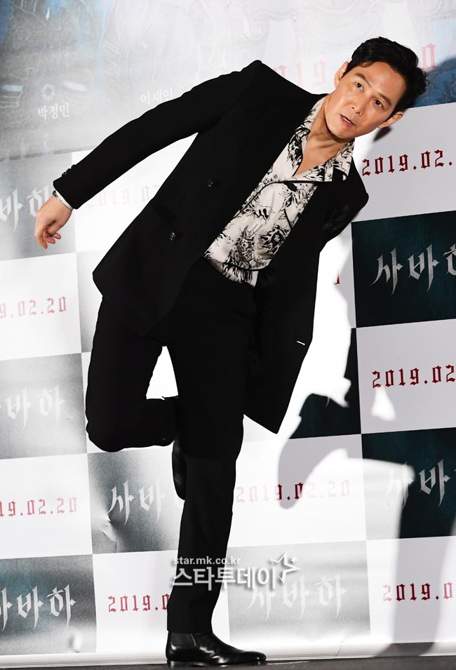 Actor Lee Jung-jae is attending the media preview of the movie Sabaha held at Yongsan CGV on the afternoon of the 13th.