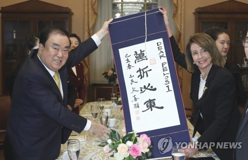 문희상 의장 '낸시 펠로시와 함께' (워싱턴=연합뉴스) 김주형 기자 = 미국을 방문 중인 문희상 국회의장(왼쪽)이 12일(현지시간) 워싱턴DC 국회의사당에서 낸시 펠로시 하원의장을 만나 선물을 전달하며 기념 촬영을하고 있다. kjhpress@yna.co.kr